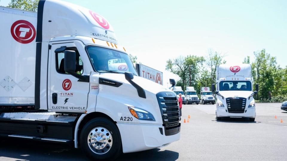 Titan Freight Systems is Daimler Truck North America’s first local customer for the Freightliner Class 8 battery-electric eCascadia. (Photo: Daimler Truck North America)