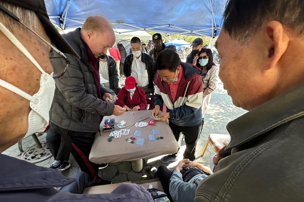 The majority of gamblers speak Cantonese and other Chinese languages.