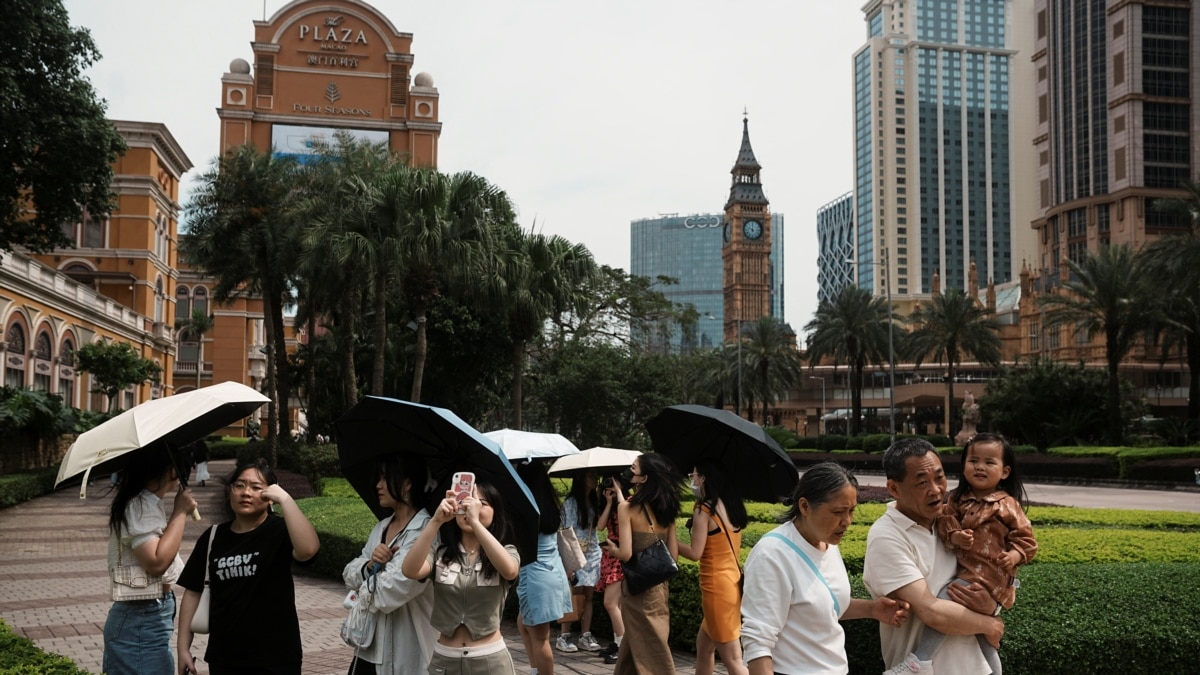 Chinese Tourists Flock to Gambling Hub Macao for Labor Day Holiday