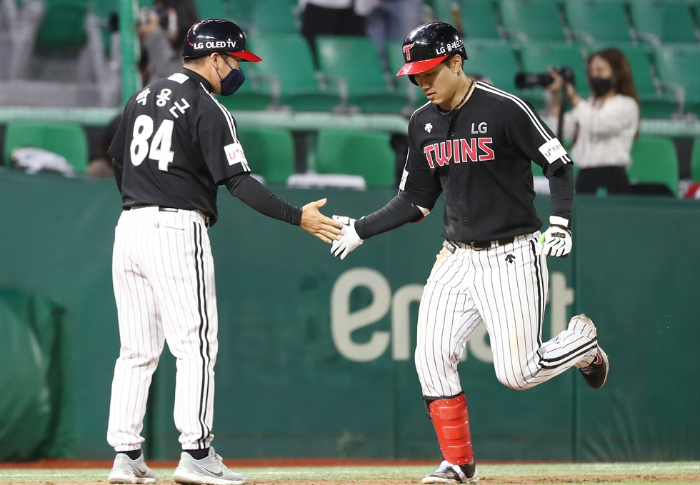 LG Twins outfielder Lee Chun-woong plays during a Korea Baseball Organization wild card game against the NC Dinos at Jamsil Baseball Stadium in Seoul, in this Oct. 3, 2019 file photo. Newsis