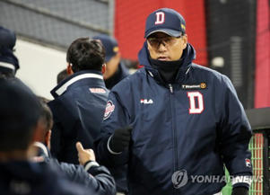 Doosan Bears manager Lee Seung-yuop celebrates a 4-1 victory over the Kia Tigers in a Korea Baseball Organization regular season game at Gwangju-Kia Champions Field in Gwangju, about 270 kilometers south of Seoul, on April 7, 2023. (Yonhap)