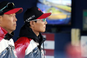 LG Twins manager Youm Kyoung-youb (R) watches his team in action against the Samsung Lions during a Korea Baseball Organization regular season game at Jamsil Baseball Stadium in Seoul on April 8, 2023, in this photo provided by the Twins. (PHOTO NOT FOR SALE) (Yonhap)