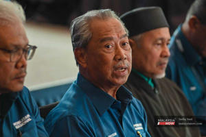 Muhyiddin demands apology from Anwar, Zahid over gambling fund claim