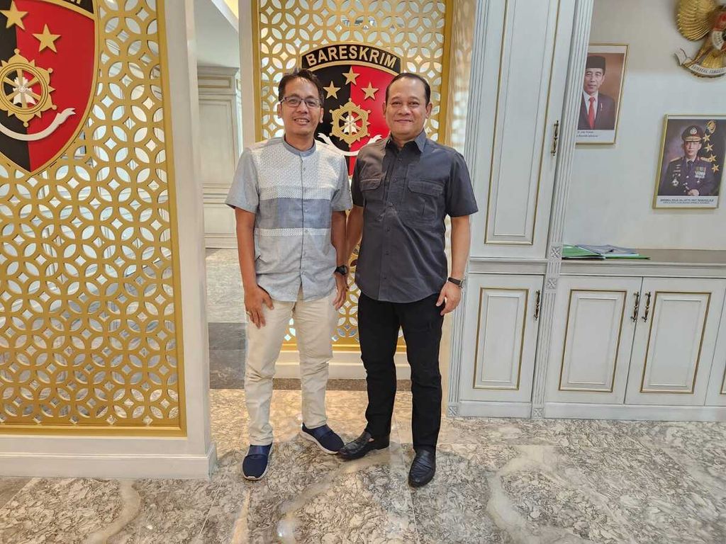 Coordinator of Save Our Soccer Akmal Marhali posed with the Deputy Chief of the National Police's Criminal Investigation Agency Inspector General Asep Edi Suheri after clarifying the report of alleged sponsorship or advertisement of football gambling at football matches and clubs competing in Liga 1, Thursday (13/7/2023).