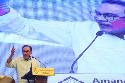 Sue me if Iâm wrong that gambling money didnât fund your GE15 campaign, Anwar tells Perikatan