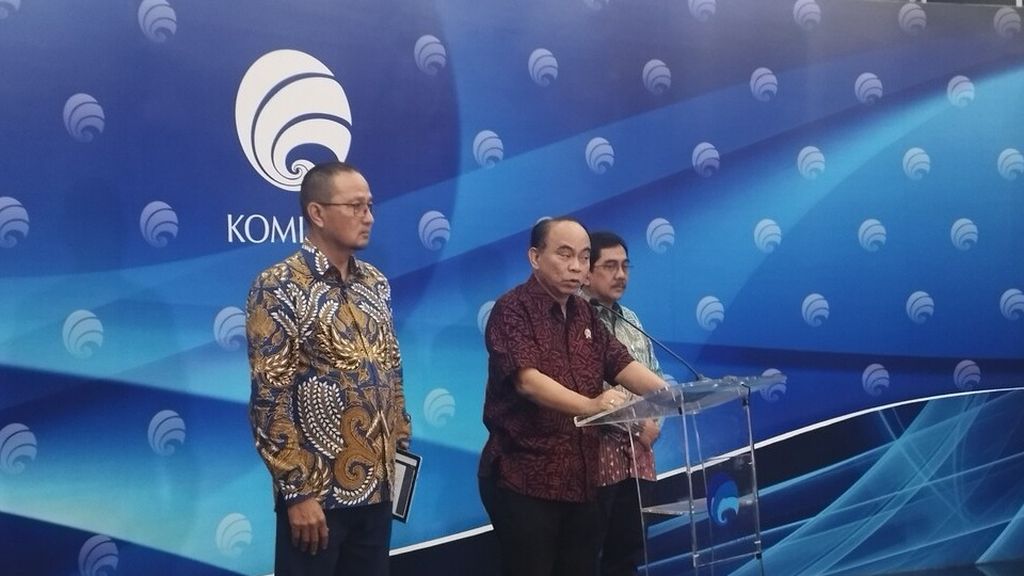 Minister of Communication and Informatics Budi Arie Setiadi (center) provided information about the dangers of slot gambling at the Ministry of Communication and Information Technology office in Jakarta on Tuesday (8/8/2023).