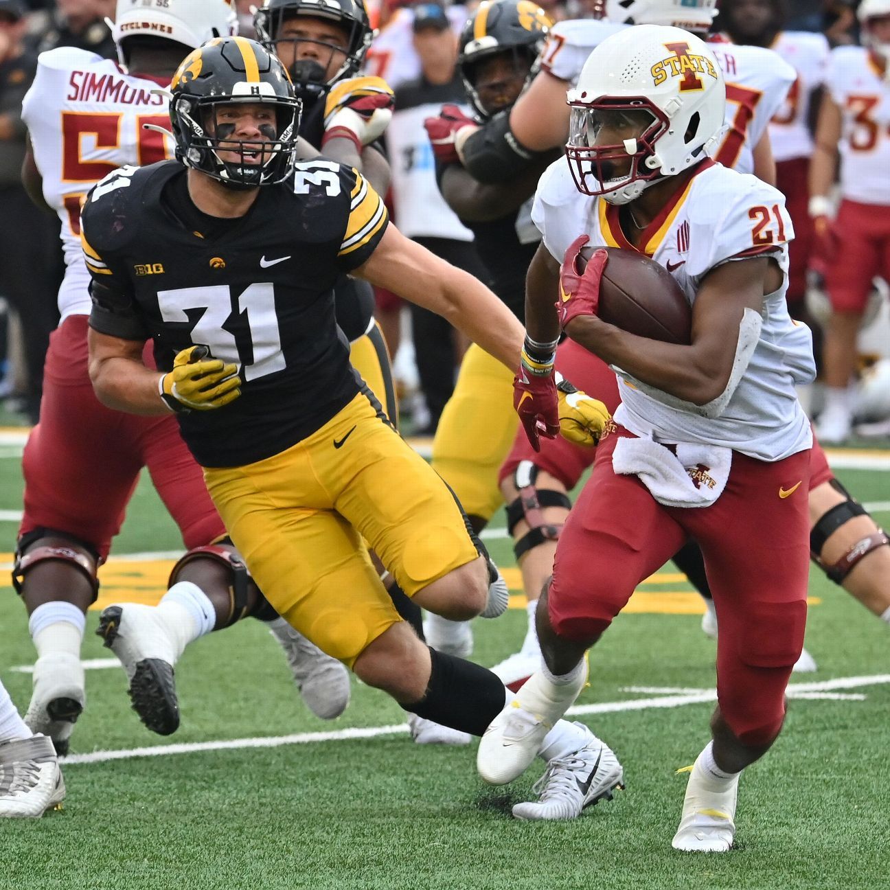 Iowa St. RB leaves team after gambling charge