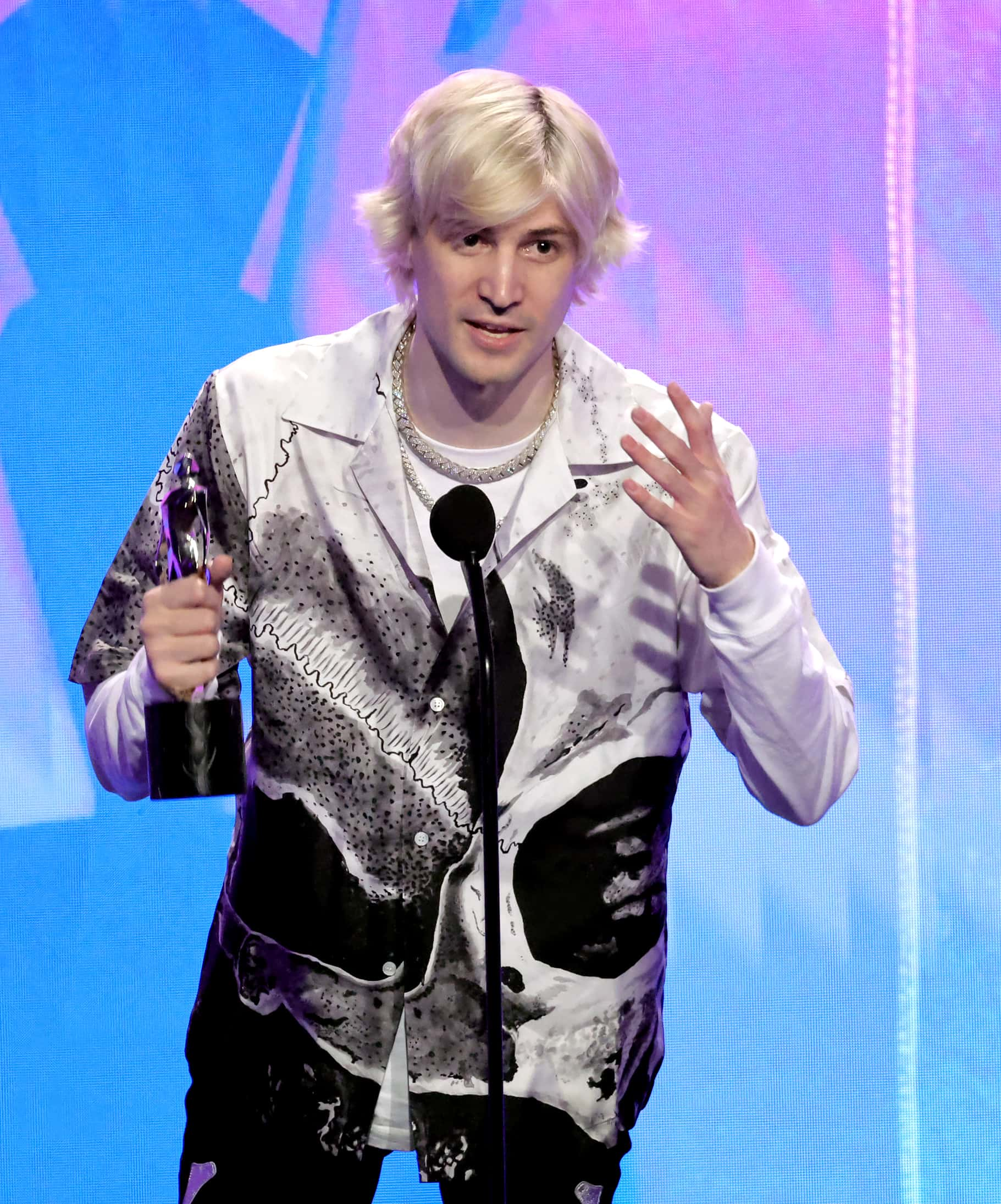 Felix Lengyel (xQc) accepts the Just Chatting award onstage during the 2022 YouTube Streamy Awards at The Beverly Hilton on December 04, 2022 in Beverly Hills, California.