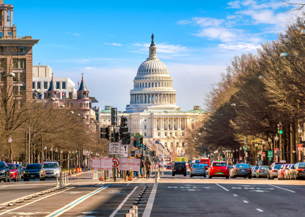 Busy road leading to the U.S. Capitol building.