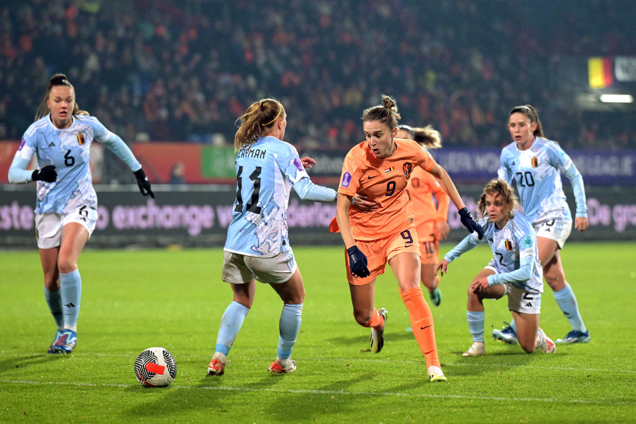 Oranje-spits Vivianne Miedema snijdt door de Belgische defensie in de Nations League, dindsdagavond in Tilburg. Beeld ANP