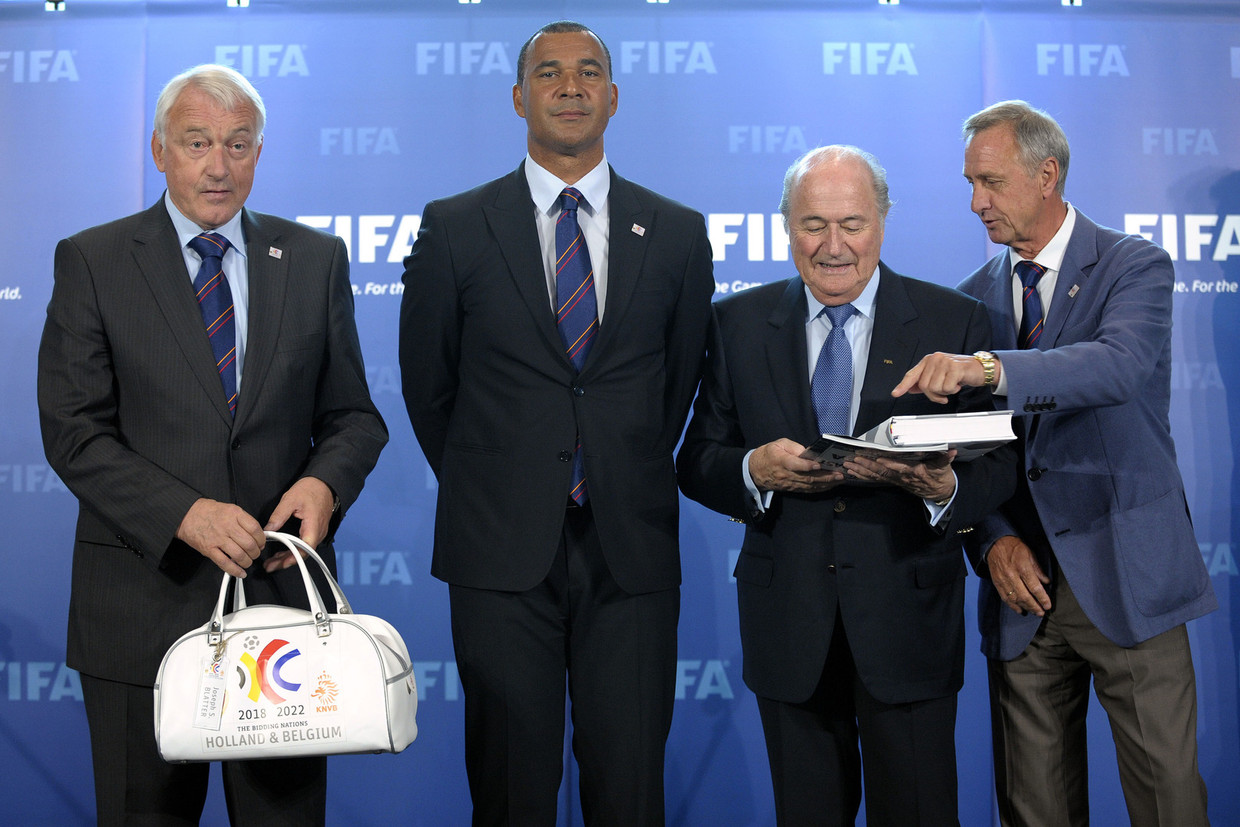 Mei 2010: Paul Van Himst, Ruud Gullit en Johan Cruijff tonen het bidbook aan toenmalig FIFA-voorzitter Sep Blatter. Beeld AFP