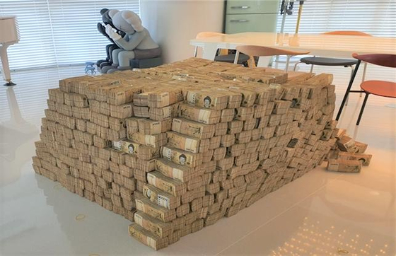 A pile of 50,000-won cash bundles accumulated by the main suspect behind the operation of an illegal gambling website [BUSAN DISTRICT PROSECUTORS' OFFICE]