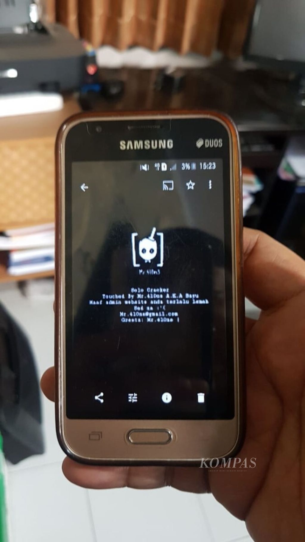 The Samsung J1 cellphone was used by the suspect alias Dana (16), a Cirebon resident who lives in Mojokerto, to break into more than 100 government and public websites.