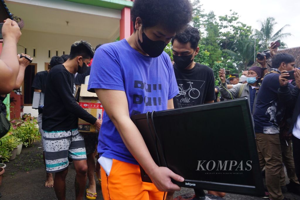 A total of 6 suspects in the international network online gambling case were arrested by the Central Java Regional Police in Purbalingga. The suspects were seen being led away by police officers in Bojongsari Village, Bojongsari District, Purbalingga, Central Java, Saturday (20/8/2022).