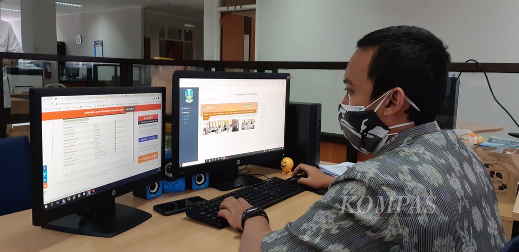 The Officers of the Cryptography and Cyber Security Section of the East Java Communication and Information Department are currently monitoring government websites in the province from their office desks in Surabaya, East Java, on Tuesday (28/9/2021). The five officers in the section are responsible for ensuring the security of 3,000 government websites in the province.