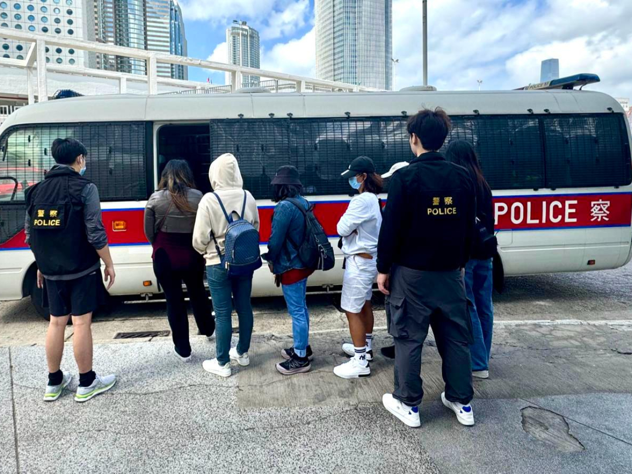 Five women arrested for street gambling - RTHK