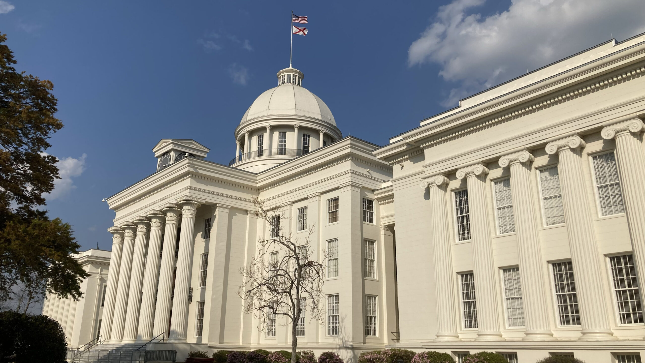 Gambling bill overcomes first big test of the legislative session