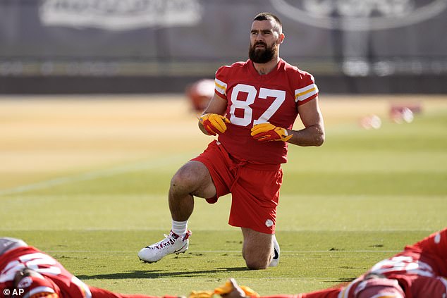 Jason Kelce celebrates with wife Kylie after big win at Vegas casino