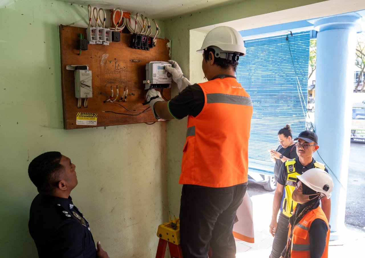 Kuching cops get power cut to seven businesses used as gambling dens