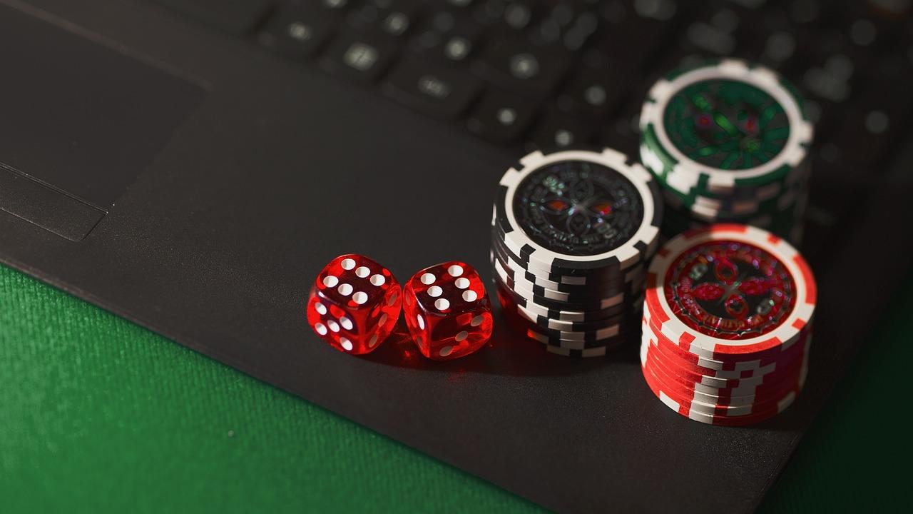 Celebrities and Influencers: The Driving Force Behind Online Gambling Trends