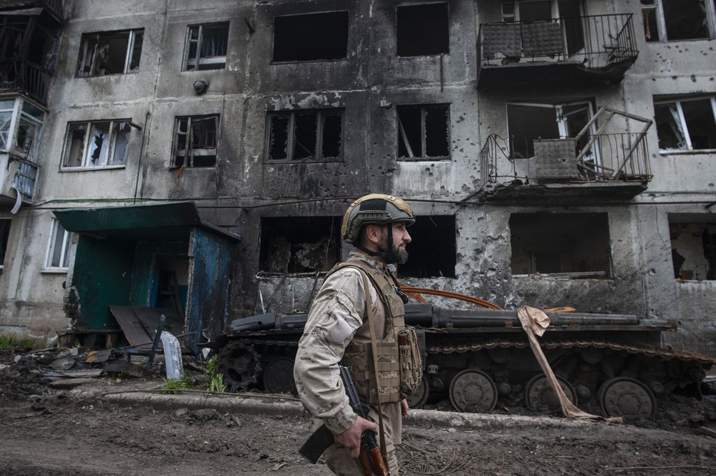 Ukrainian soldiers at a former Russian bombing site in Donetsk in May 2023.