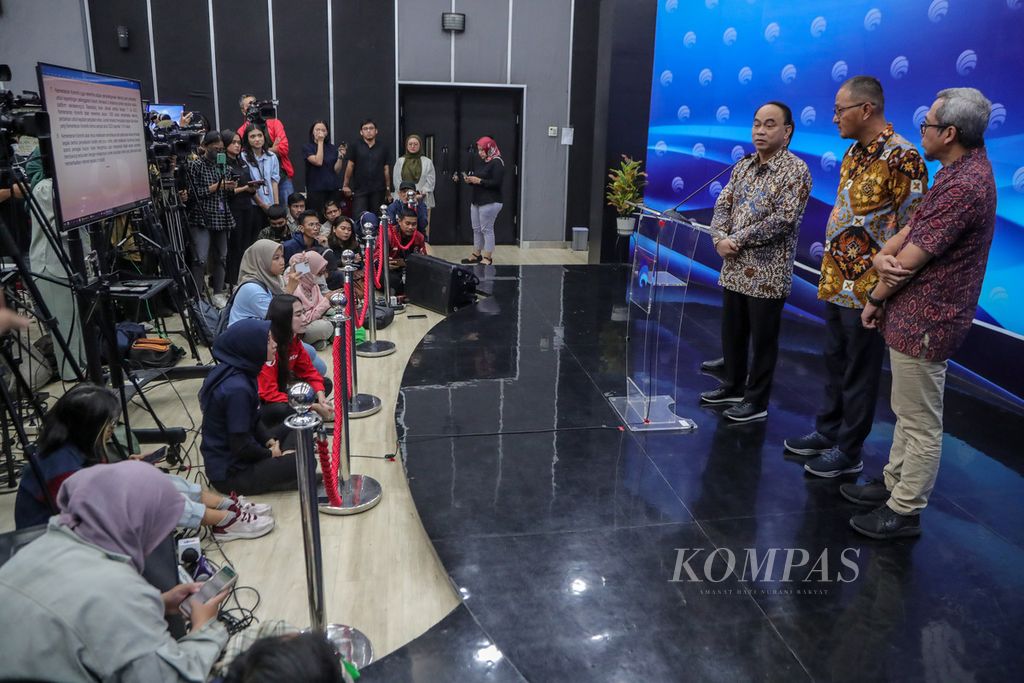 Minister of Communication and Information Budi Arie Setiadi (left) gives a press statement regarding online gambling at the Kominfo Building, Jakarta, Thursday (20/7/2023).