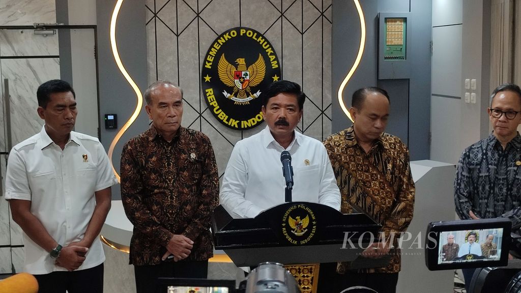 Coordinating Minister for Political, Legal and Security Affairs Hadi Tjahjanto, at a press conference, in Jakarta, Wednesday (23/4/2024).