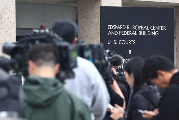 Media gather outside the Roybal Federal Building where Ippei Mizuhara, the former translator for Los Angeles Dodgers baseball star Shohei Ohtani, appeared in court on federal bank fraud charges, April 12, in Los Angeles, Calif. AFP-Yonhap