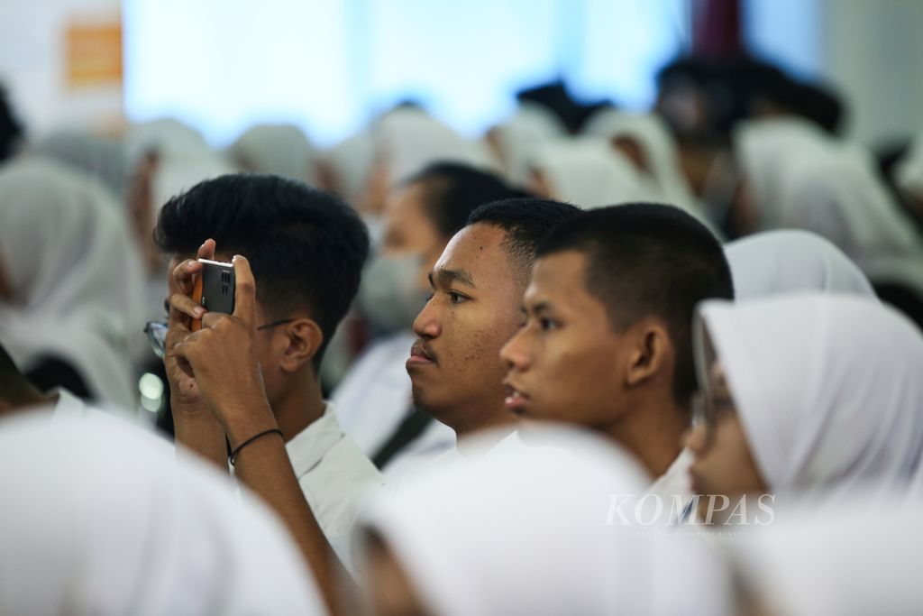 Students document material related to online loans or loans in financial education activities for high school/equivalent level students at the Indonesia Banking School Auditorium, South Jakarta, Monday (22/1/2024). Students are advised to be alert and not easily tempted by illegal investment offers, loans and online gambling practices. 