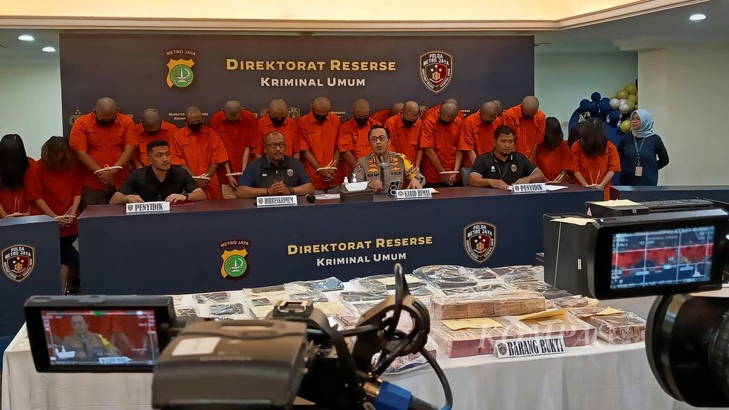 The Cyber ​​Crime Team of the Jatanras Sub-Directorate, Ditreskrimum Polda Metro Jaya uncovered online gambling run by a family in Bogor Regency by buying and selling chips for games on smartphones. A total of 23 suspects were presented in the case disclosure release at Polda Metro Jaya Headquarters, Thursday (6/6/2024).