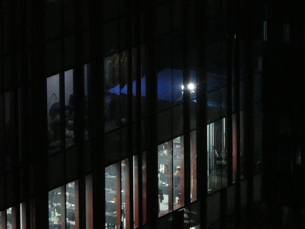 The atmosphere in one of the buildings at Kampong Dewa Resort, Sihanoukville, Cambodia, on Tuesday (5/12/2023). Dozens of people are seen on the third floor of the building, standing guard in front of computers until late at night.