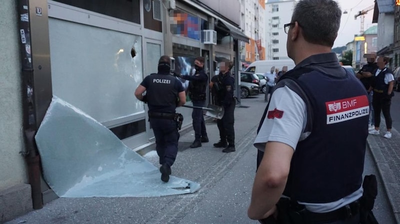 The financial police hunt down operators of illegal gambling establishments, like here during a raid in Salzburg. (Bild: Finanzministerium)