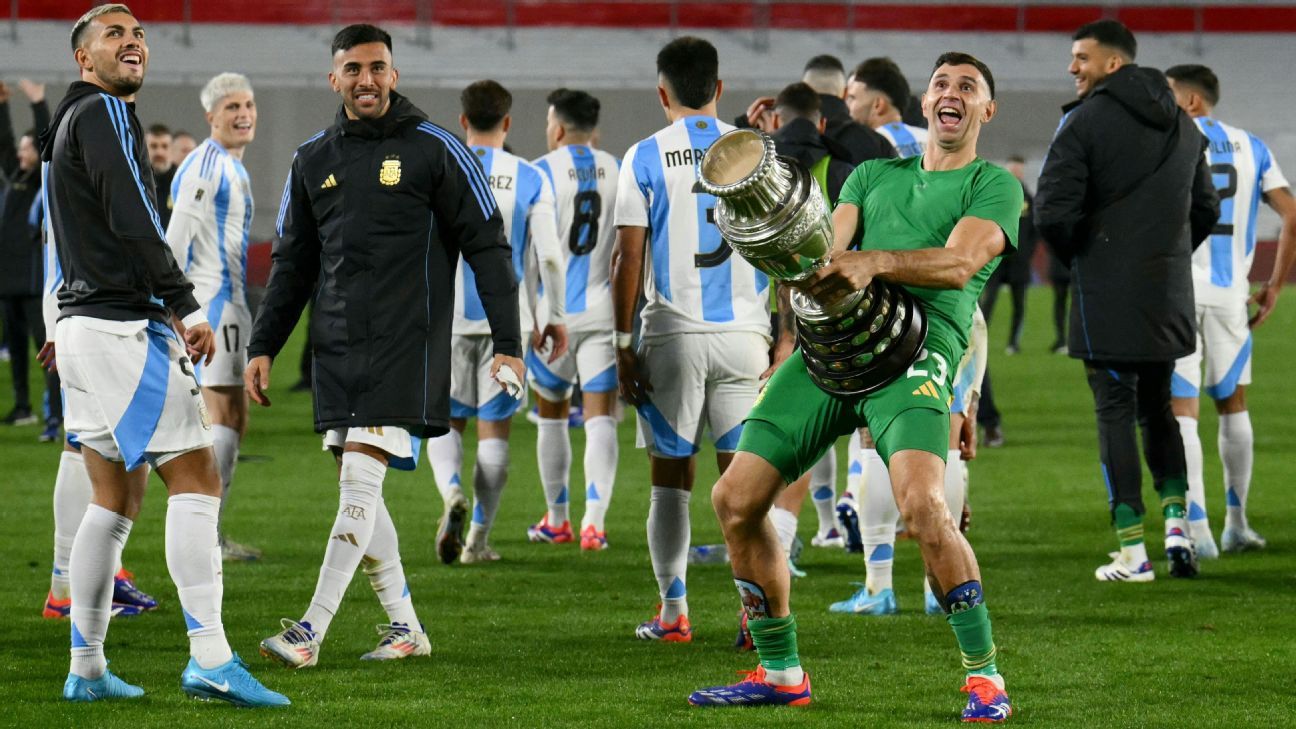 FIFA schorst keeper Martínez voor twee duels