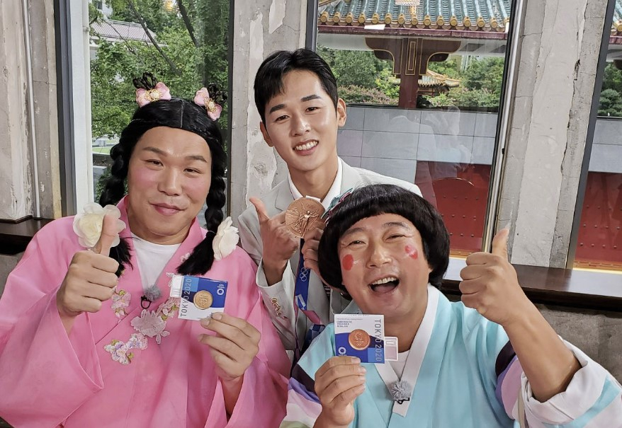 Comedian Lee Su-geun, right, poses for a photo with former basketball player Seo Jang-hoon, left, and modern pentathlete Jeon Woong-tae. [JEON WOONG TAE'S INSTAGRAM]