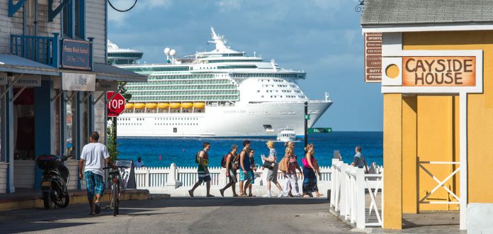 Cruise ship passengers visiting Grand Cayman