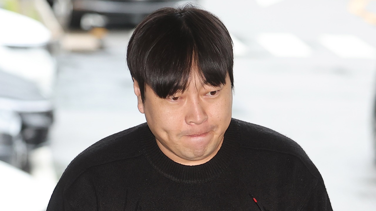 Police investigate before booking gambling site using comedian Lee Jin-ho